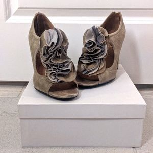 Anthropology Statement Gray Pump